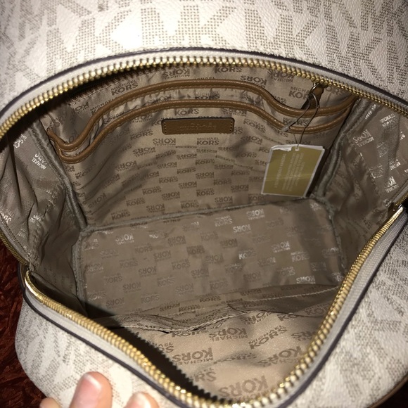 Large Micheal Kors backpack - Picture 4 of 7